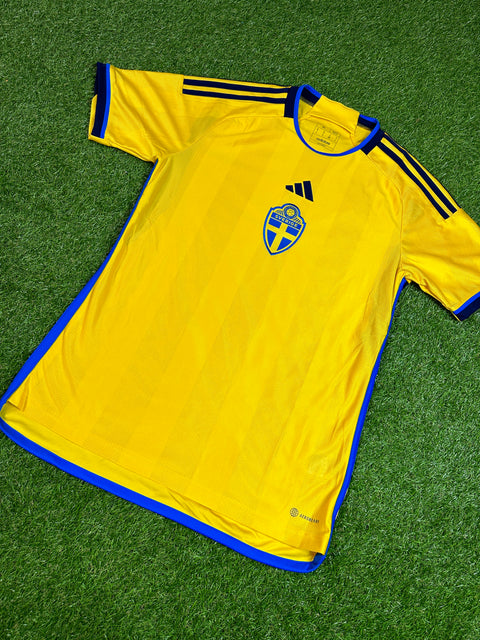 2022 Sweden Football Shirt sized Medium